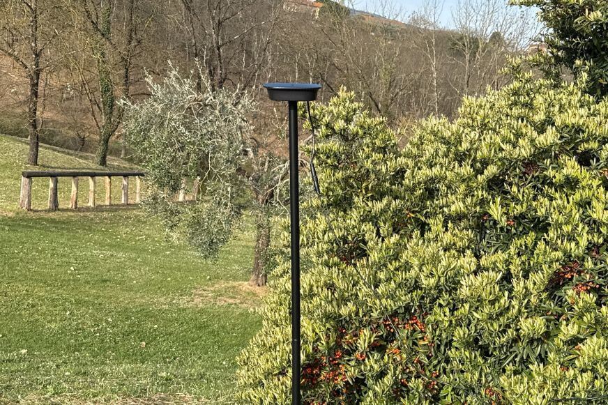 Roborock RockMow S1 RTK-Referenzstation im Garten aufgestellt mit freier Sicht zum Himmel